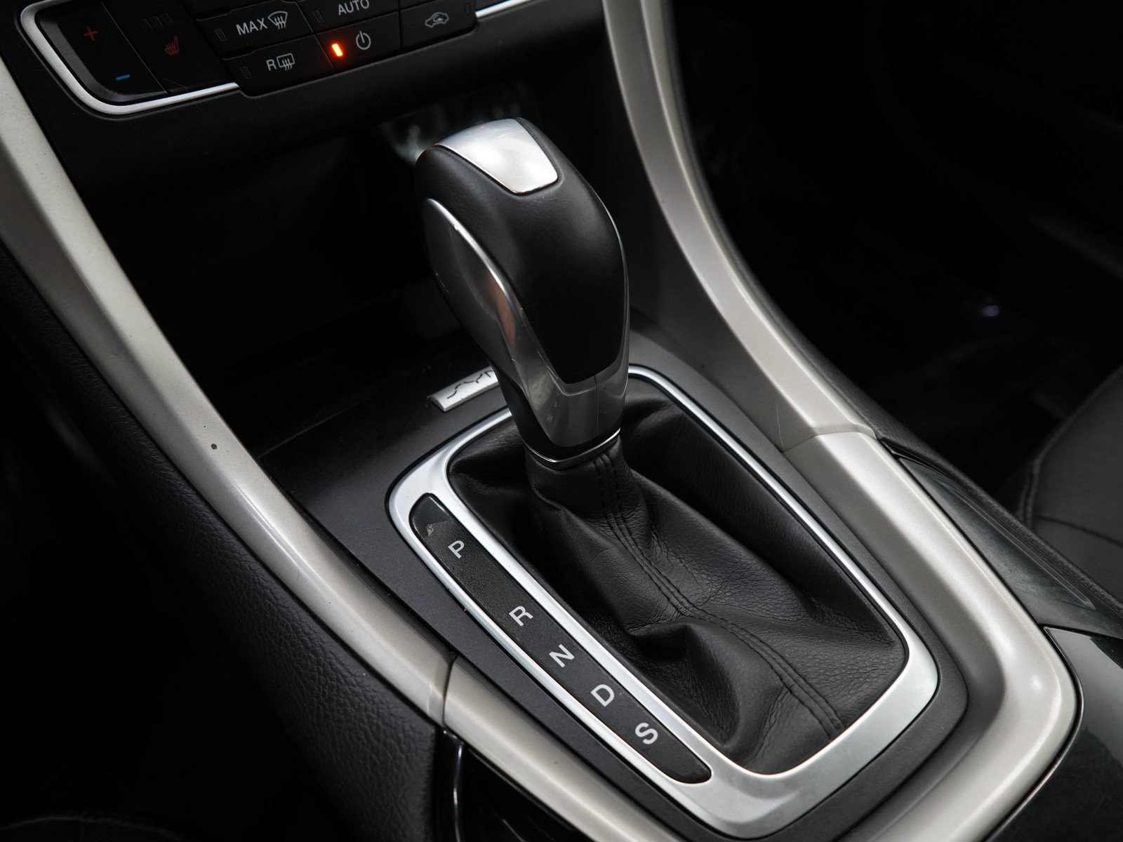 Used 2016 Ford Fusion SE w/ Equipment Group 202A FWD image 18