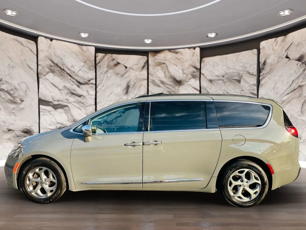 Used 2022 Chrysler Pacifica Limited image 10