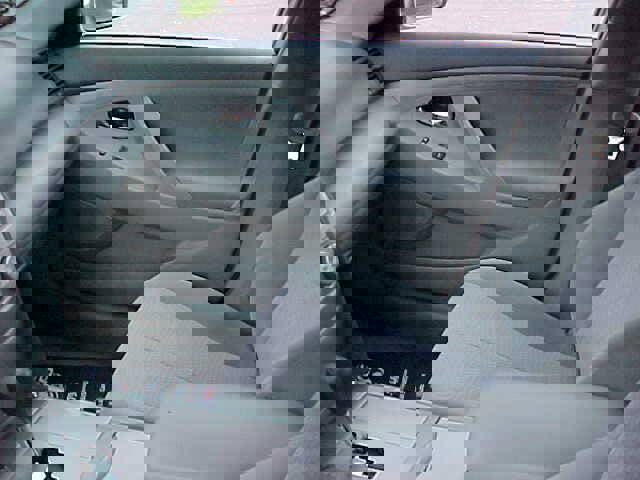 Used 2010 Toyota Camry LE image 15