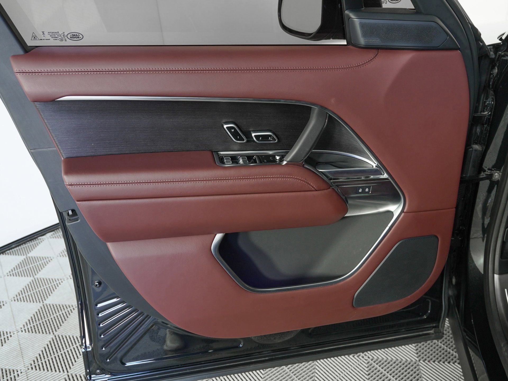 Used 2025 Land Rover Range Rover SE image 16