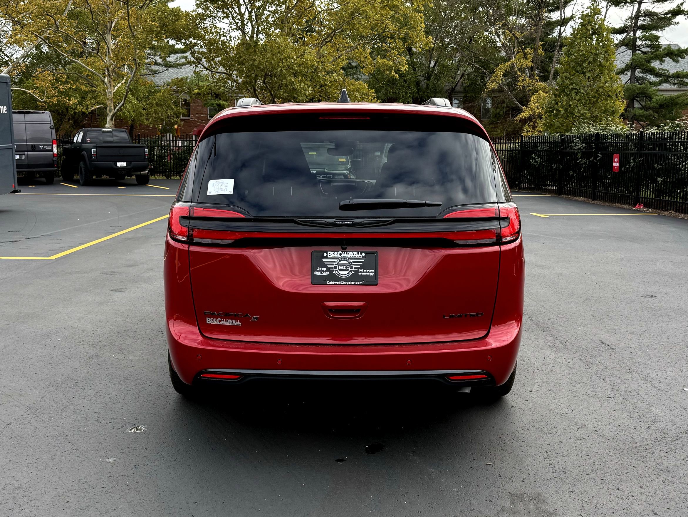 New 2026 Chrysler Pacifica Limited w/ Uconnect Theater Family Group image 8