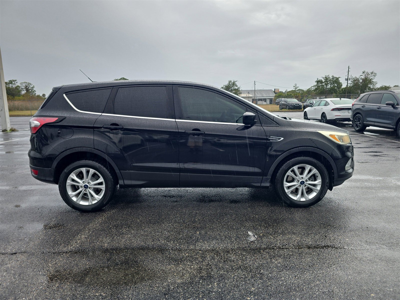 Used 2017 Ford Escape SE image 3