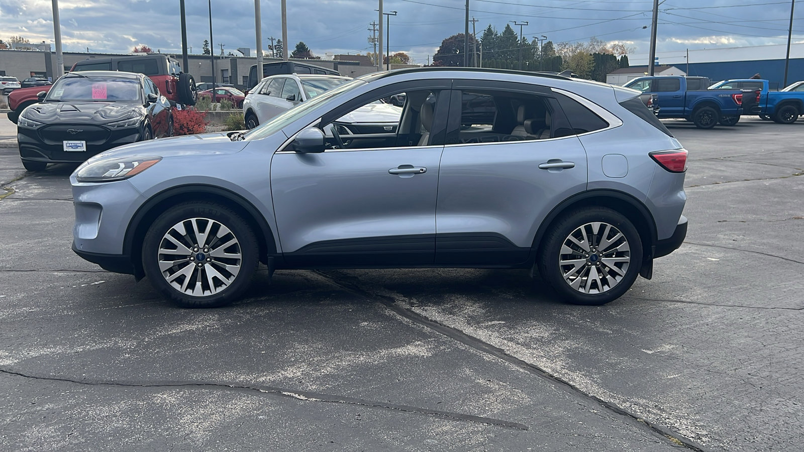 Used 2022 Ford Escape Titanium w/ Class II Trailer Tow Package image 9