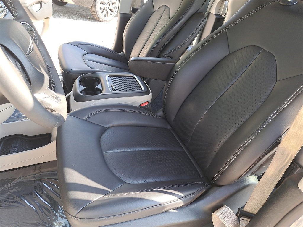 Used 2024 Chrysler Pacifica Touring-L image 15