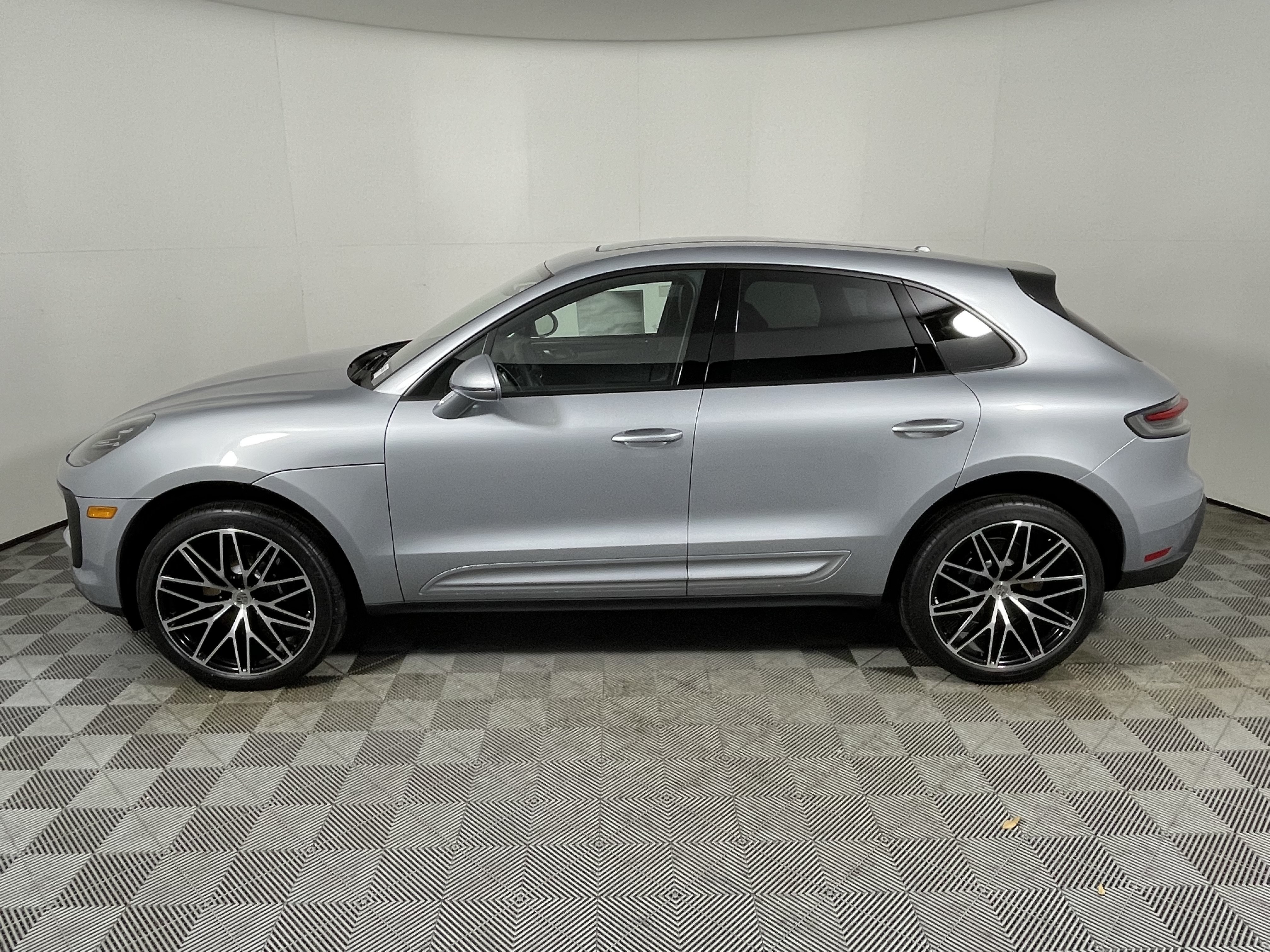 Certified 2026 Porsche Macan AWD/4WD image 2