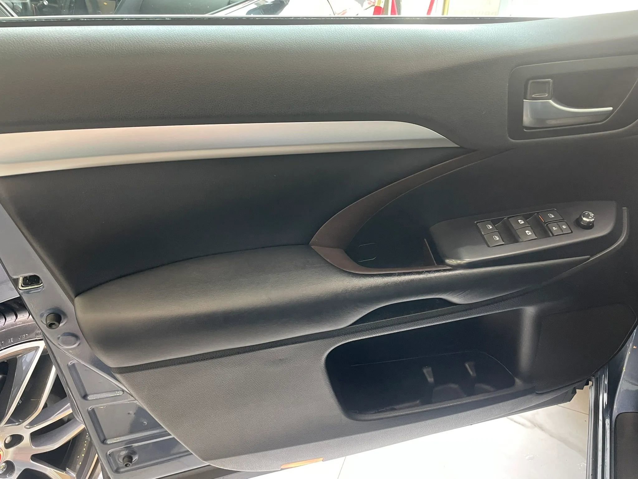 Used 2019 Toyota Highlander XLE AWD/4WD image 7