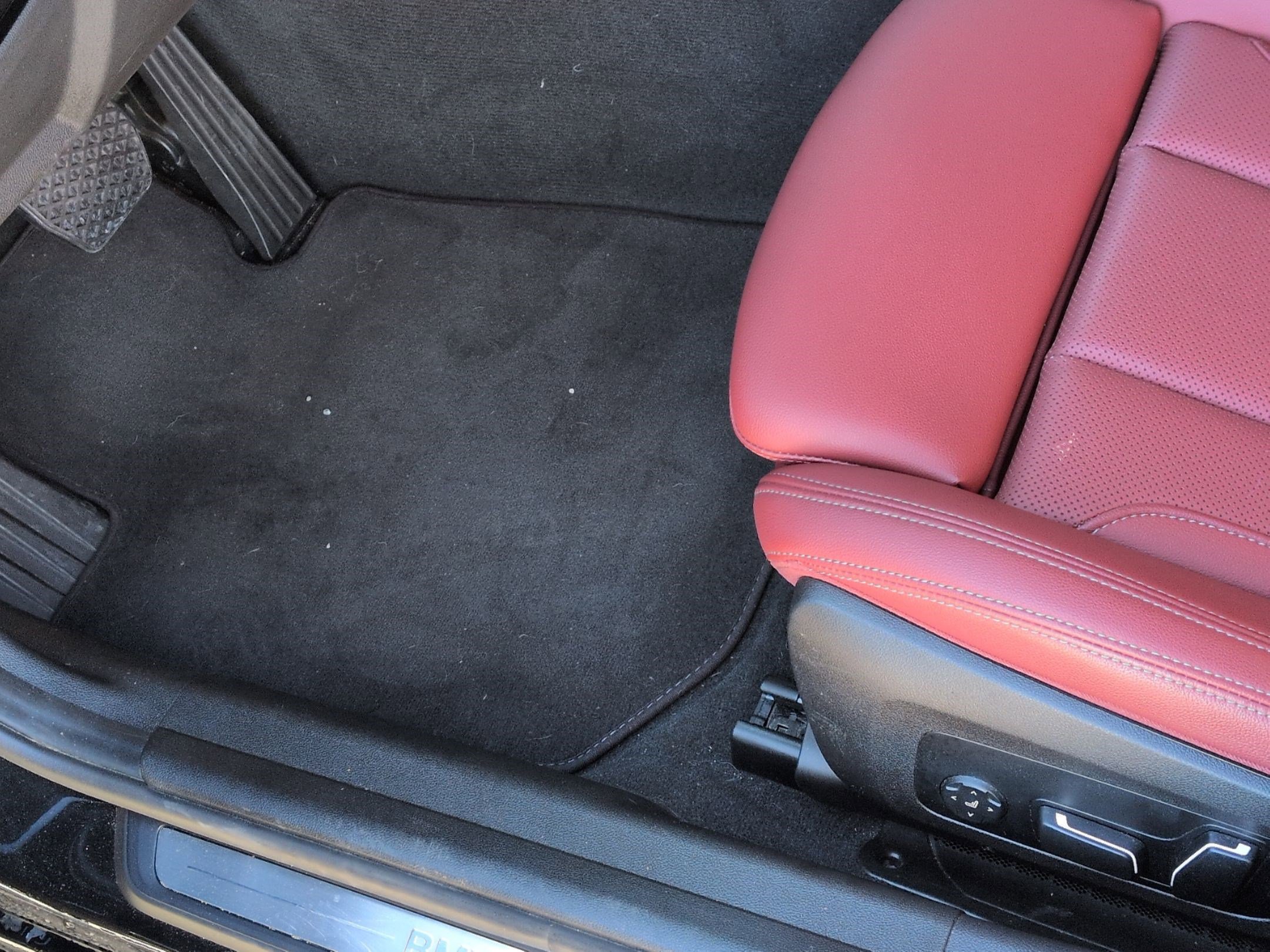 Used 2025 BMW 330i Sedan w/ Convenience Package image 17