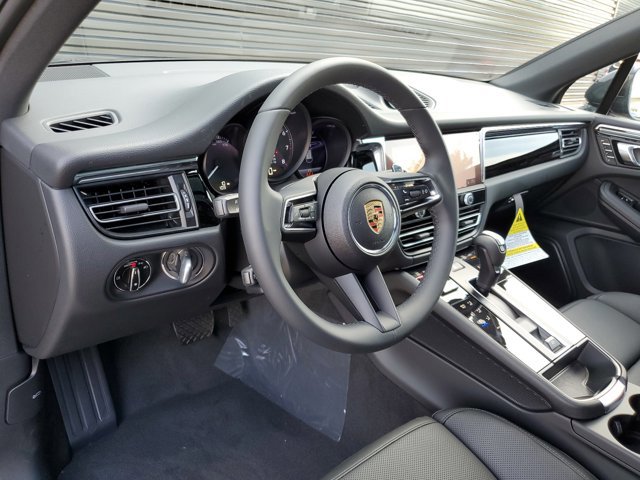 Used 2025 Porsche Macan image 25