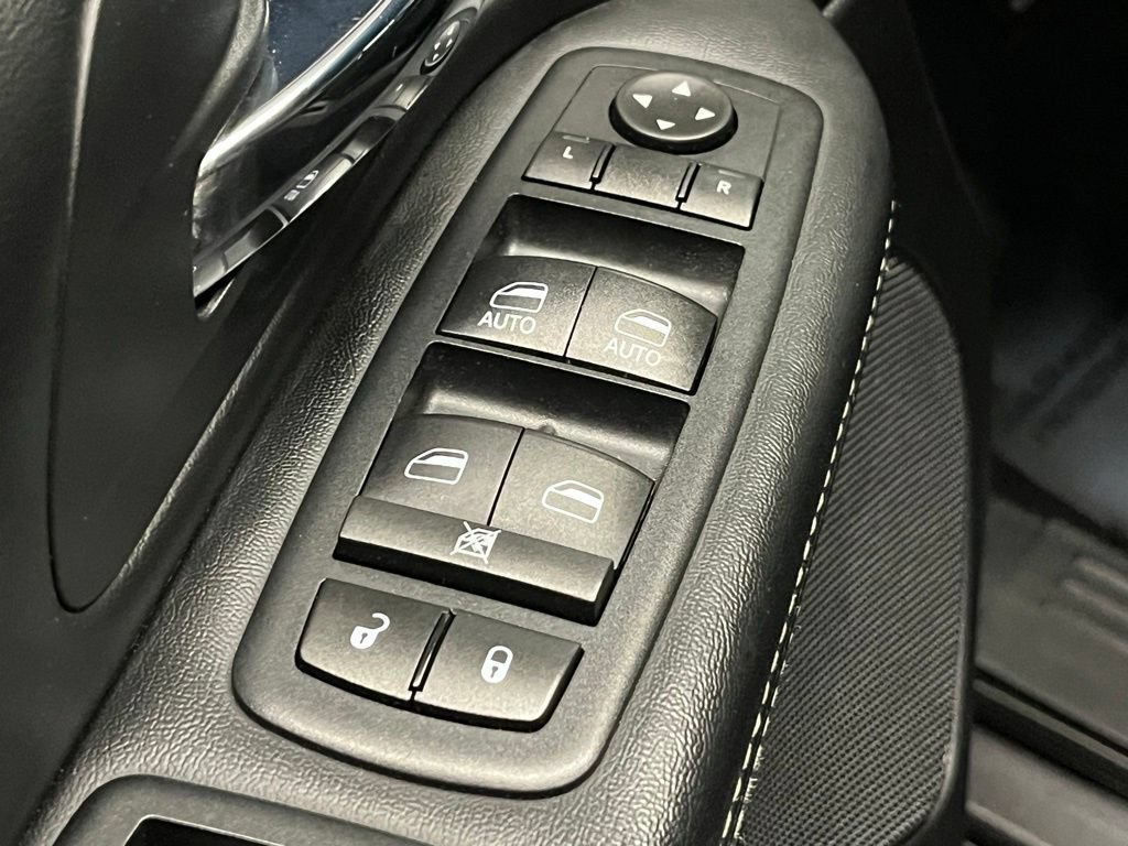 Used 2017 Dodge Grand Caravan SXT w/ Driver Convenience Group FWD image 15