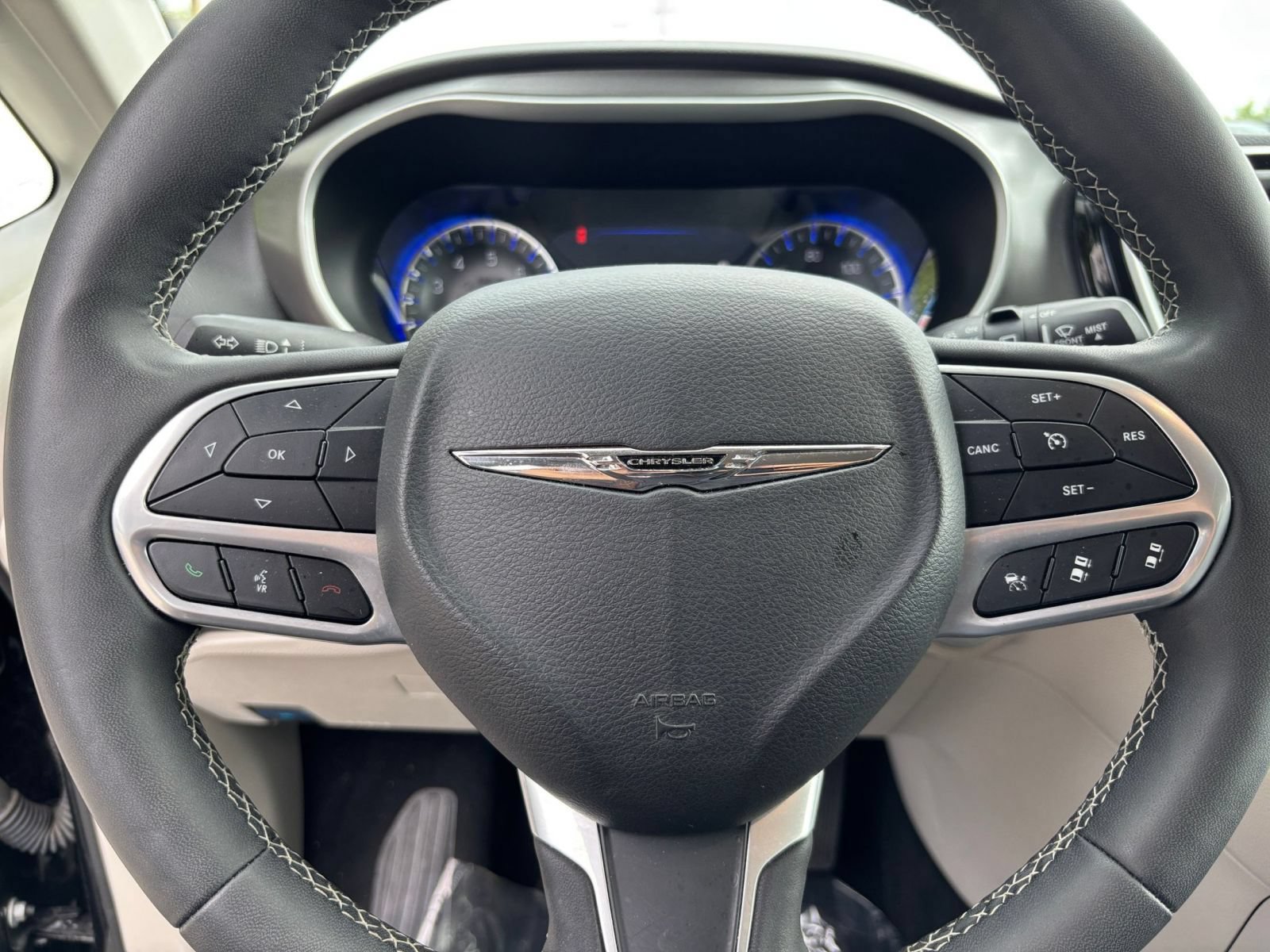 Used 2024 Chrysler Pacifica Touring-L FWD image 31