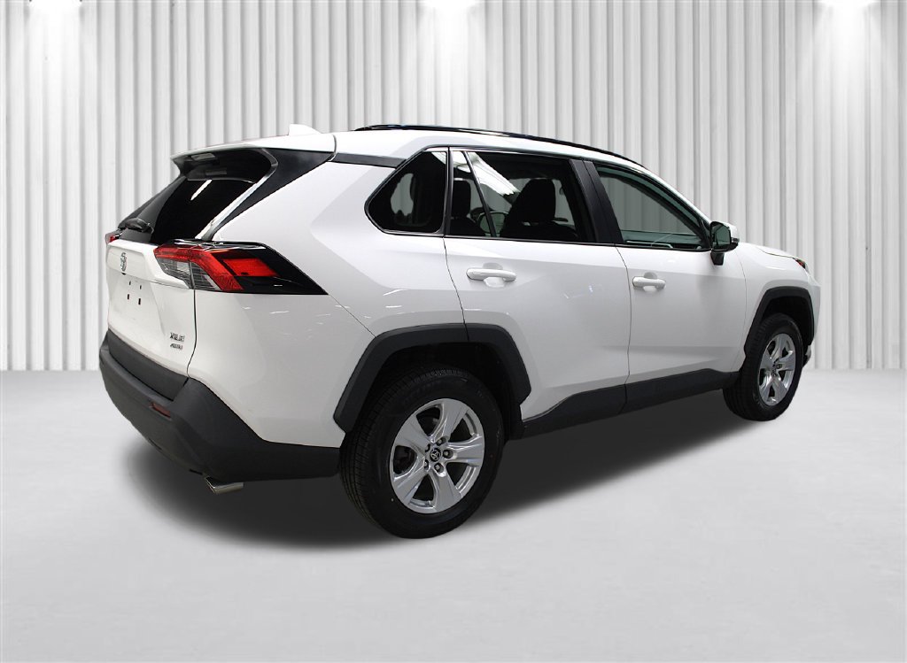 Used 2021 Toyota RAV4 XLE AWD/4WD image 3
