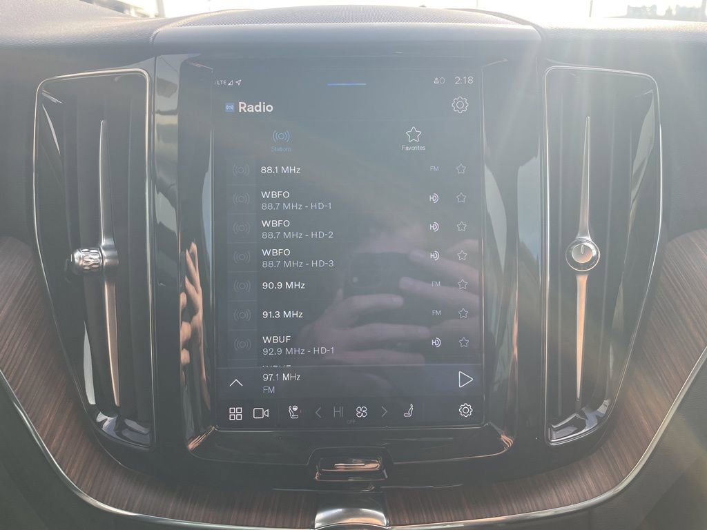 Certified 2023 Volvo XC60 B5 Plus w/ Climate Package image 37