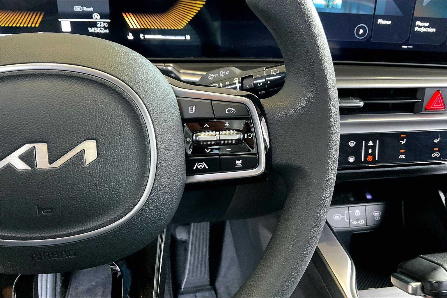 Used 2025 Kia Sorento LX image 12