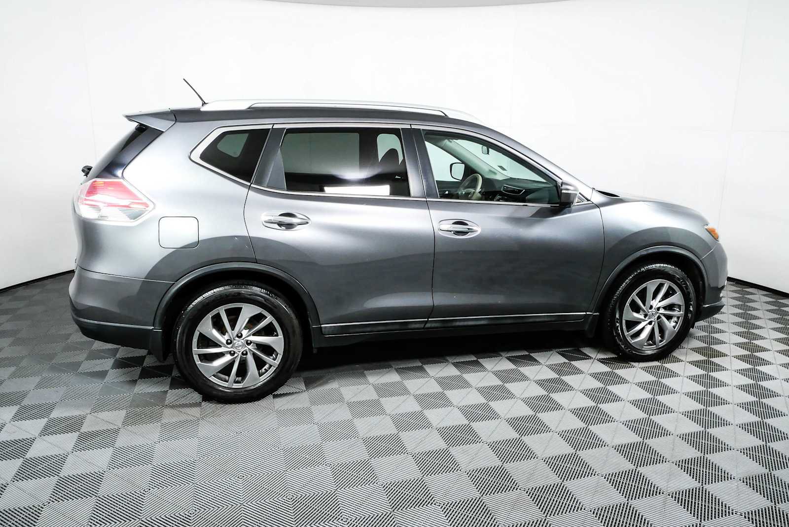 Used 2014 Nissan Rogue SL w/ SL Premium Package FWD image 2