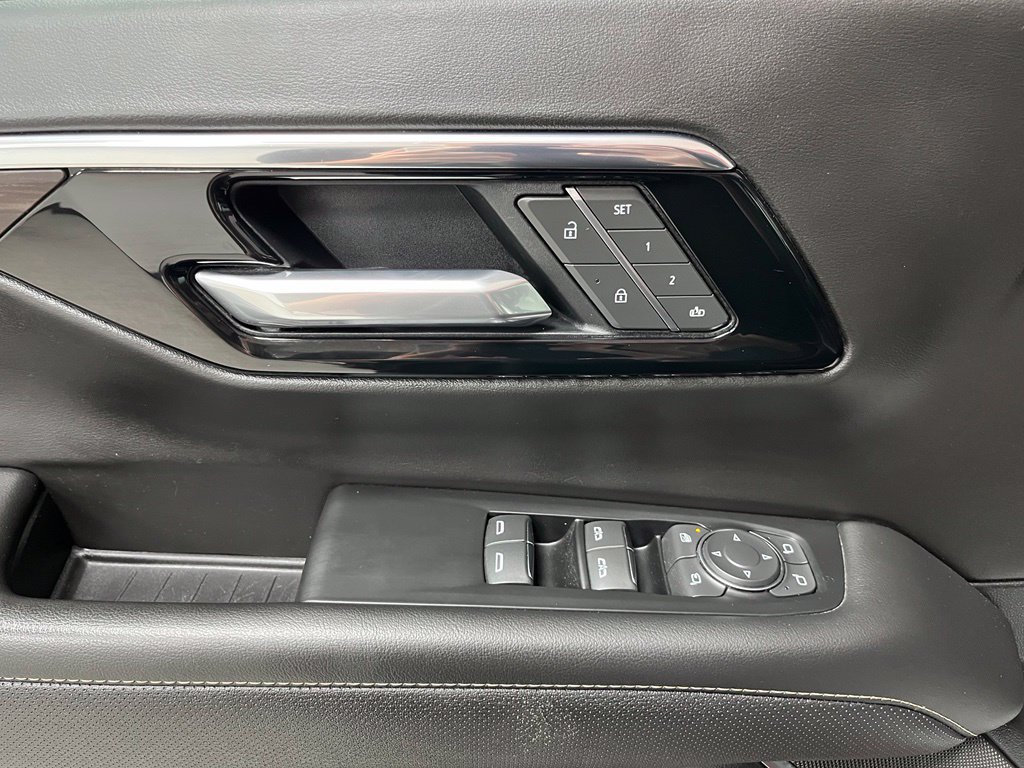 Used 2025 Chevrolet Suburban Premier AWD/4WD image 24