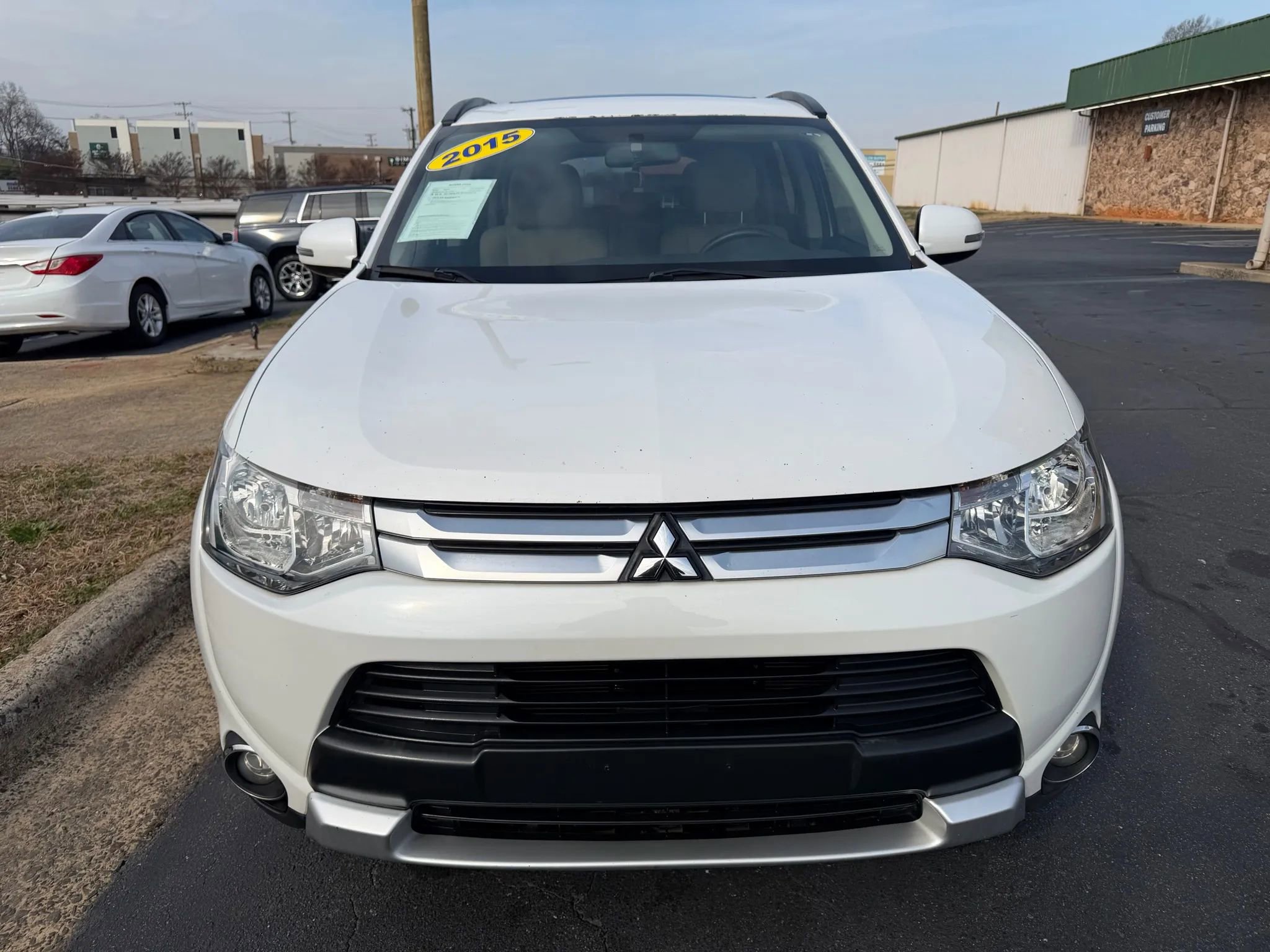 Used 2015 Mitsubishi Outlander SE image 2