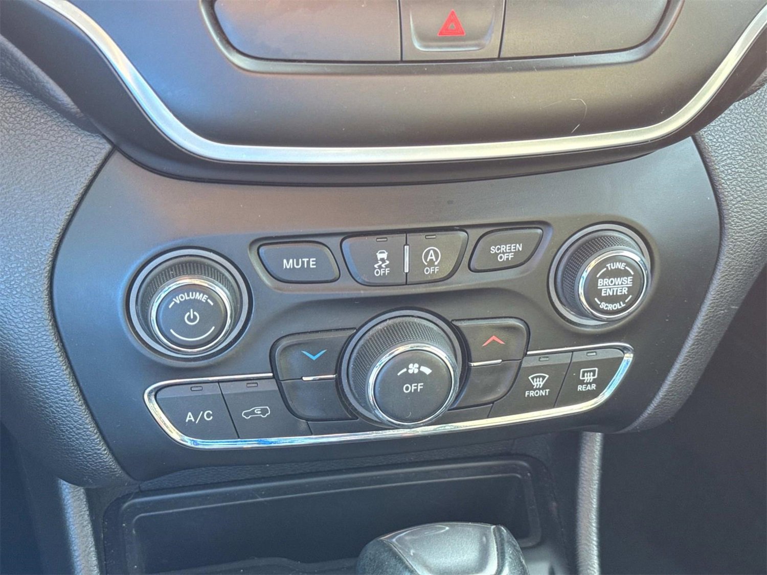 Used 2019 Jeep Cherokee Latitude Plus image 32