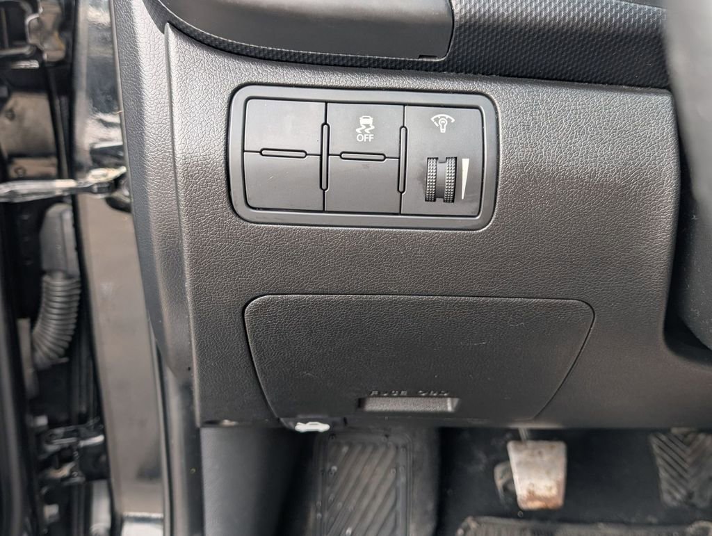 Used 2013 Hyundai Accent SE image 34