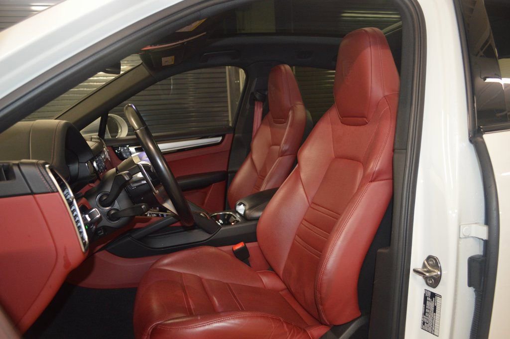 Certified 2023 Porsche Cayenne Platinum Edition image 5