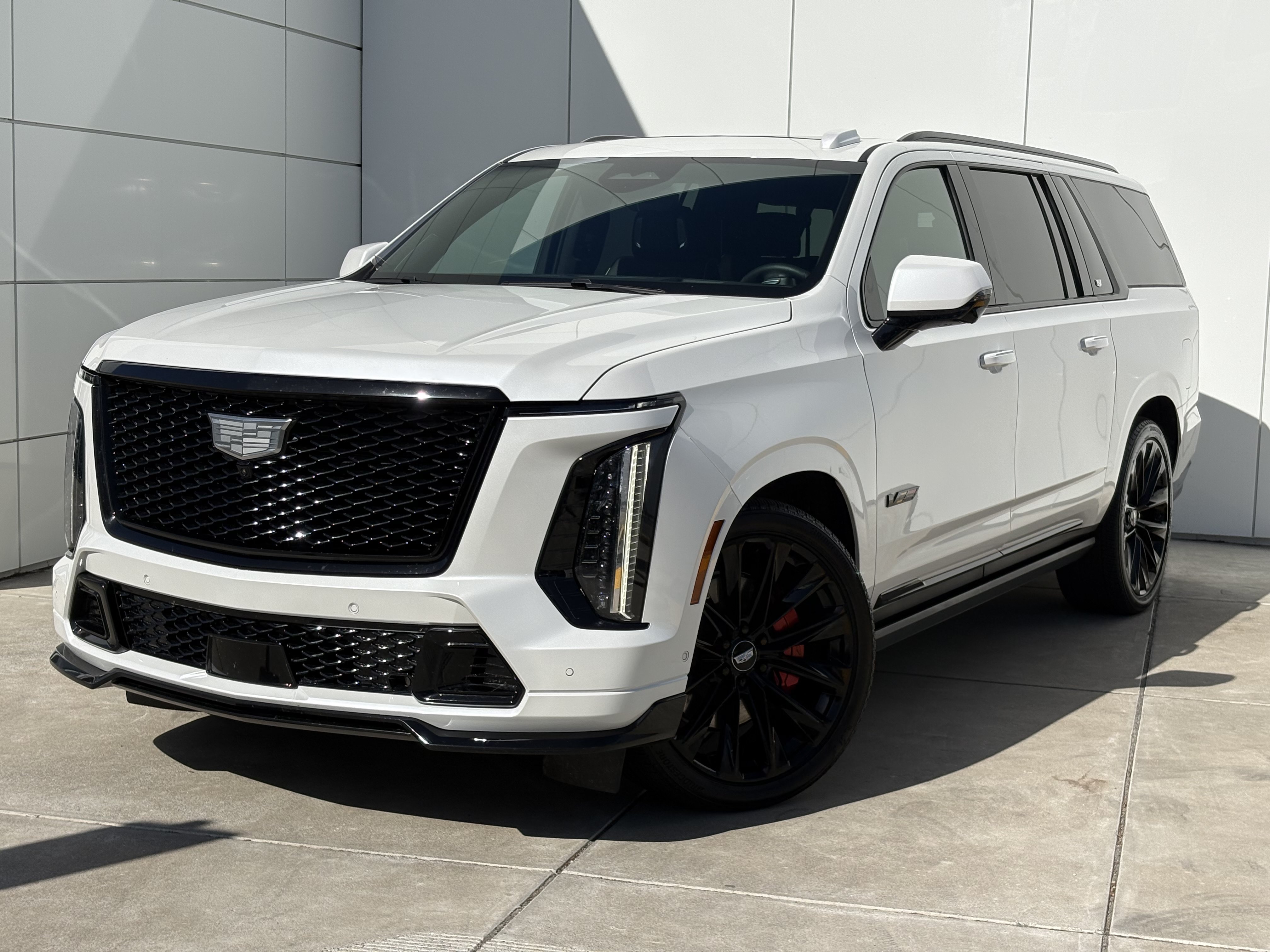 Used 2025 Cadillac Escalade ESV V w/ LPO, ONYX Package AWD/4WD image 2