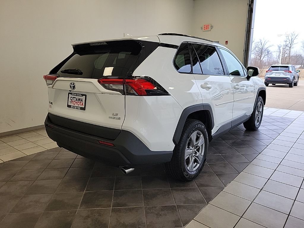 Used 2024 Toyota RAV4 LE AWD/4WD image 5