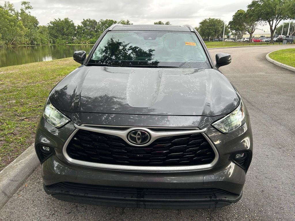Used 2022 Toyota Highlander XLE AWD/4WD image 8