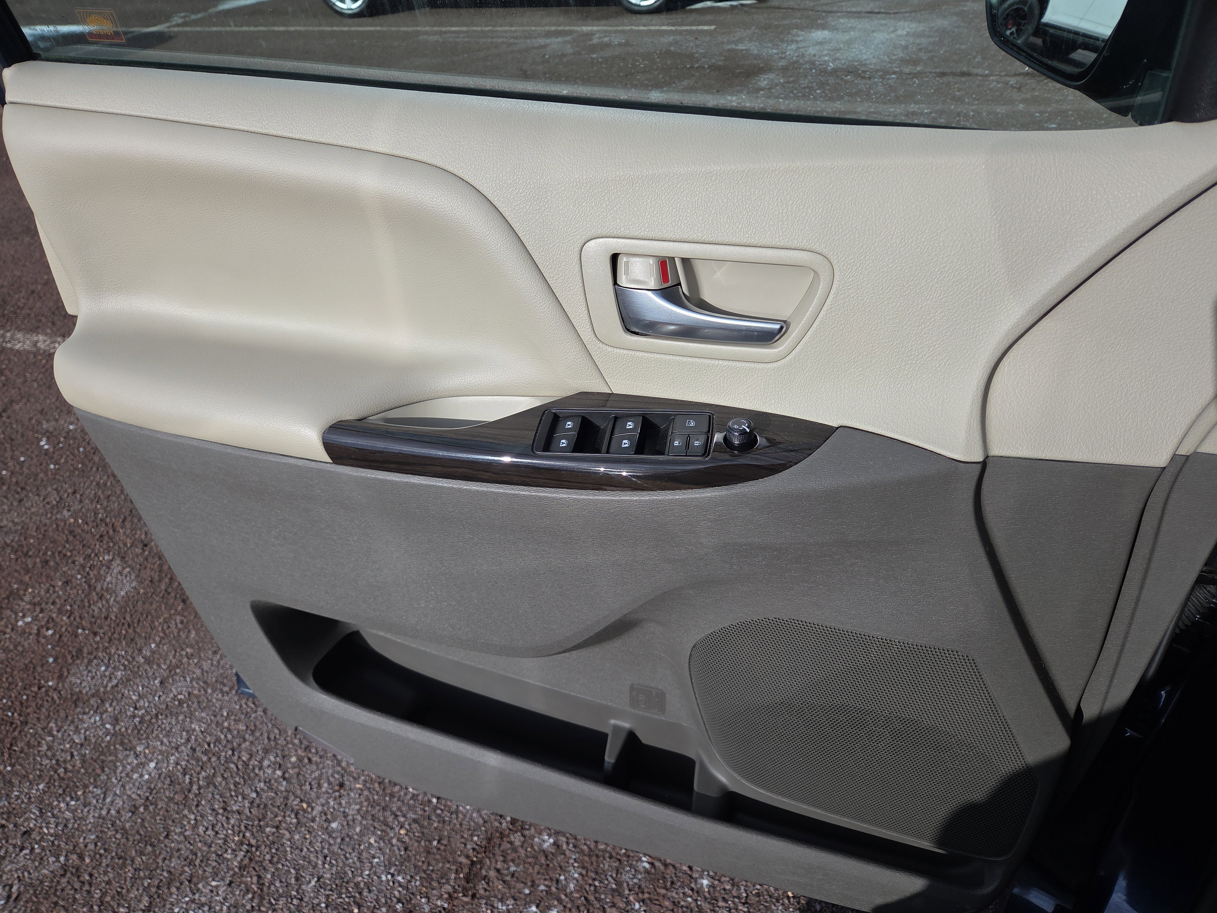 Certified 2019 Toyota Sienna XLE image 14