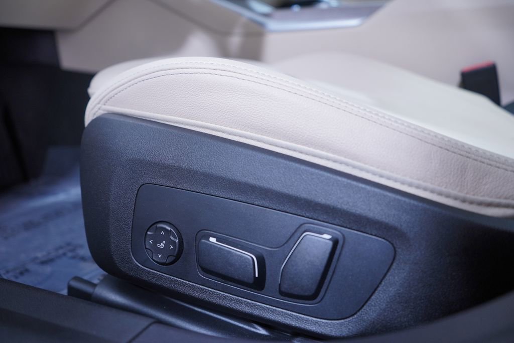 Used 2025 BMW 330i xDrive Sedan image 18