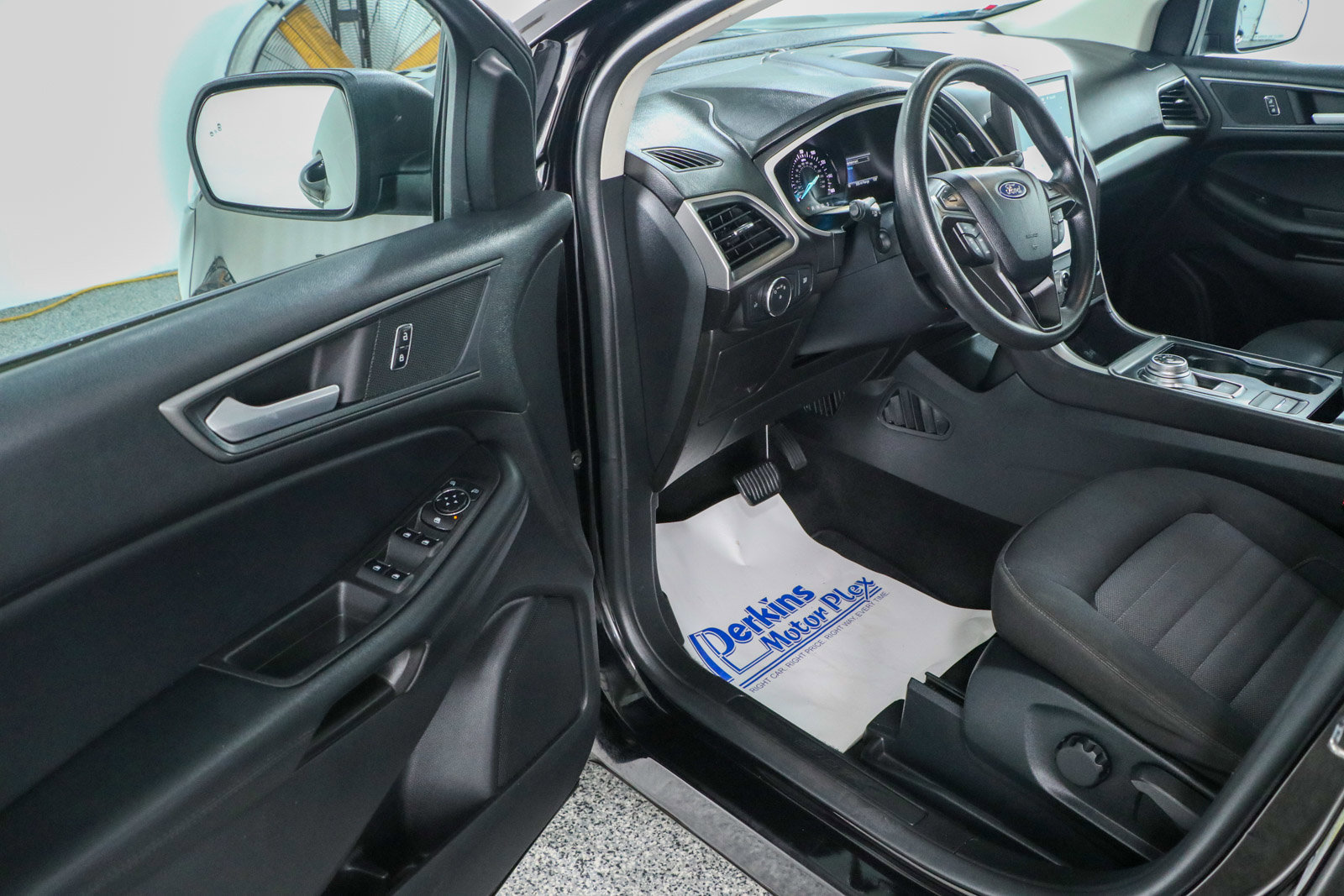 Used 2021 Ford Edge SE image 3