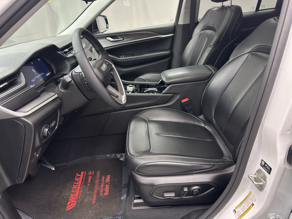 Used 2023 Jeep Grand Cherokee Limited w/ Black Appearance Package AWD/4WD image 9