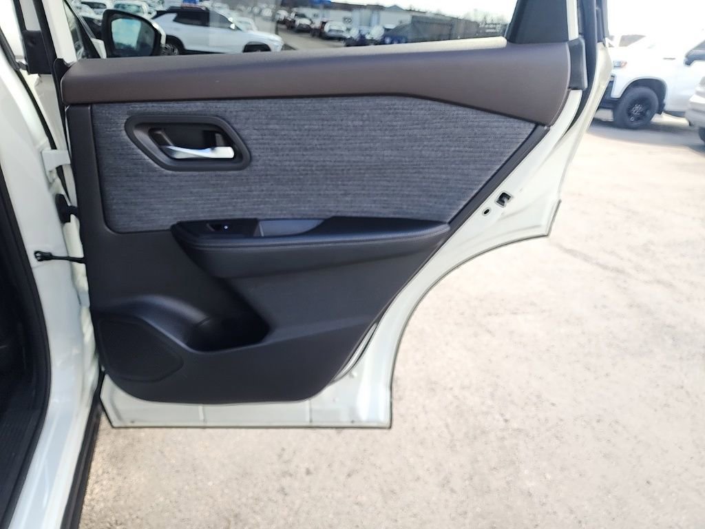 Used 2023 Nissan Rogue SV image 28