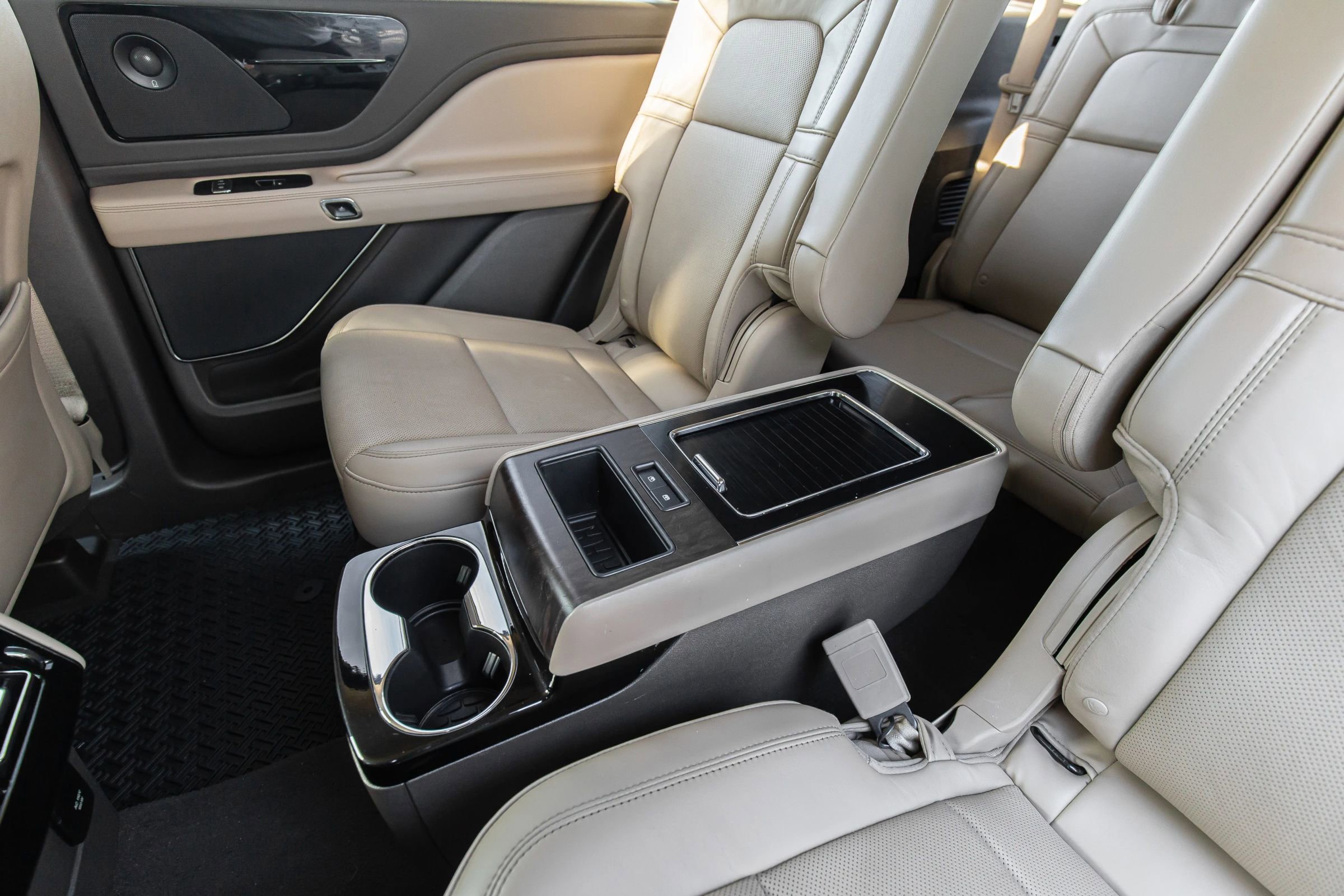 Used 2020 Lincoln Aviator Reserve w/ Equipment Group 201A image 28