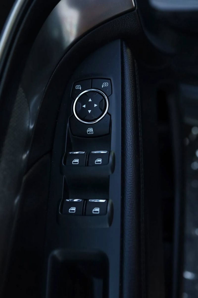 Used 2018 Ford Explorer XLT w/ Equipment Group 201A FWD image 12