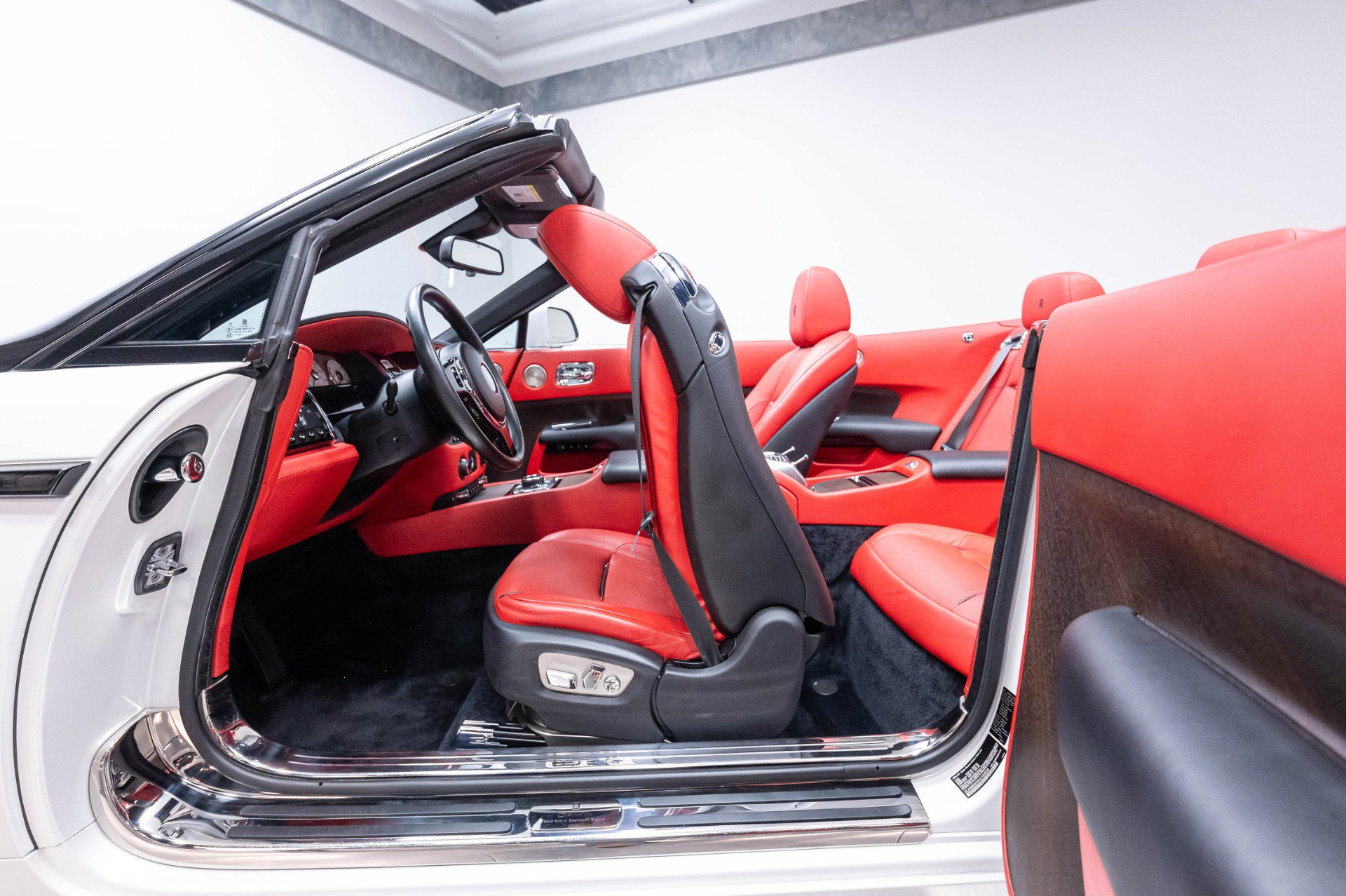 Used 2017 Rolls-Royce Dawn RWD image 25