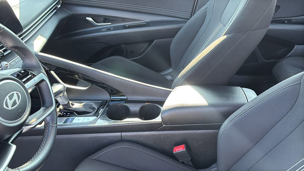 Used 2025 Hyundai Elantra SEL image 24