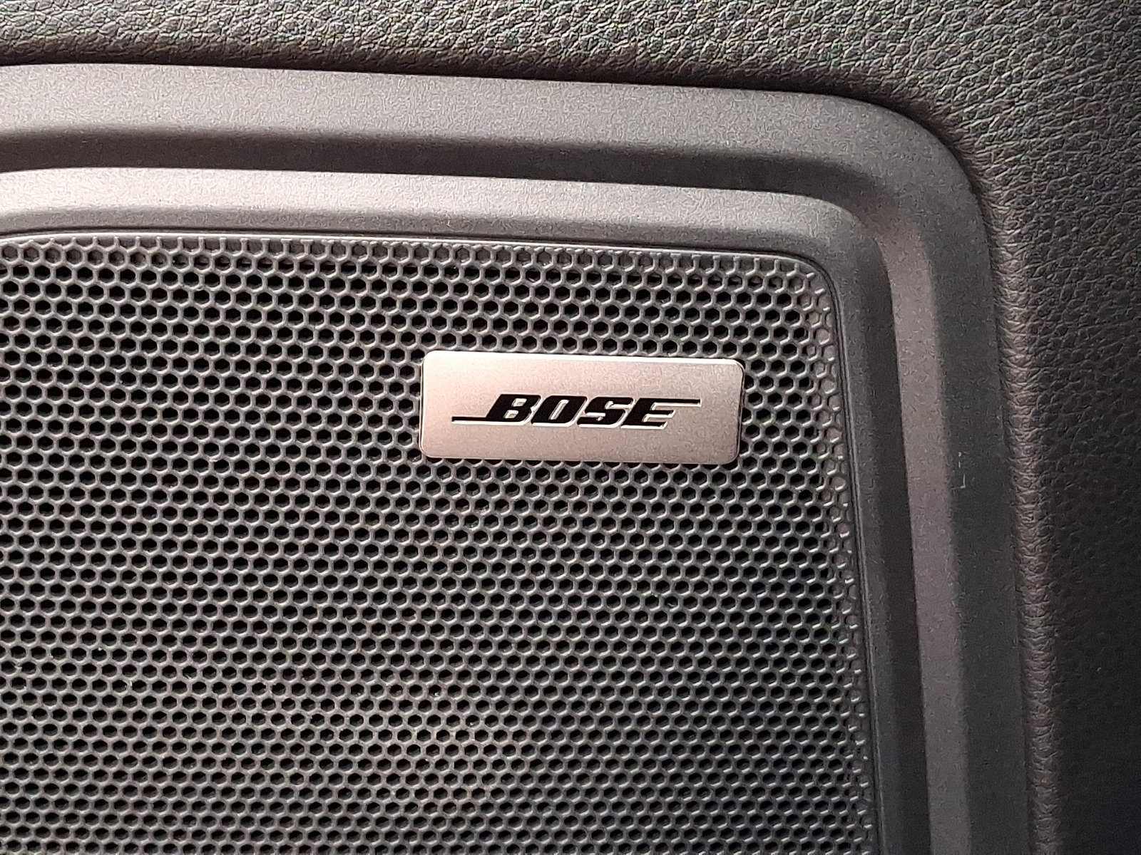 Certified 2025 Porsche Macan AWD/4WD image 29