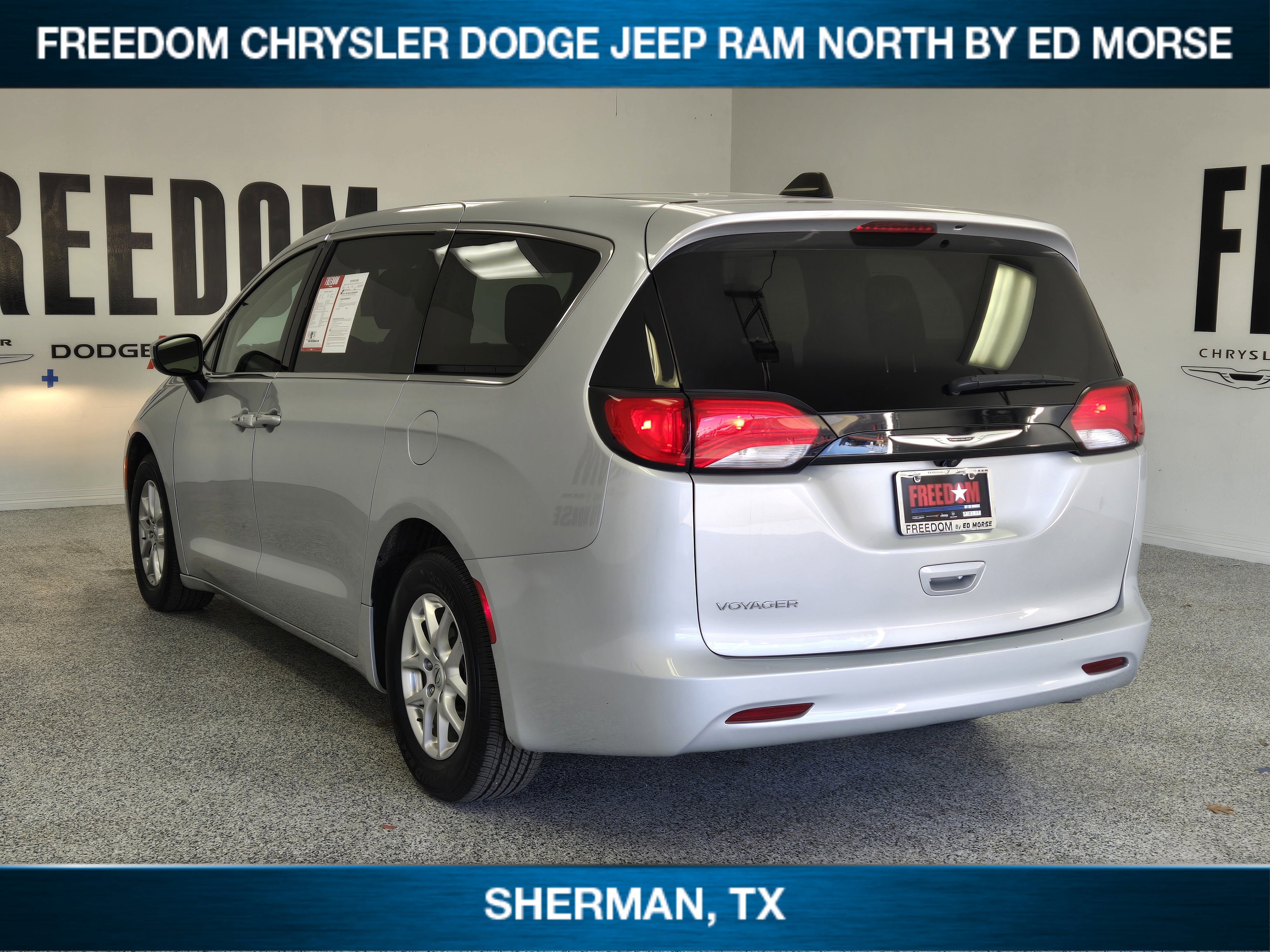 Used 2023 Chrysler Voyager LX image 4