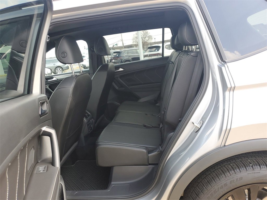 Used 2023 Volkswagen Tiguan SE R-Line image 6