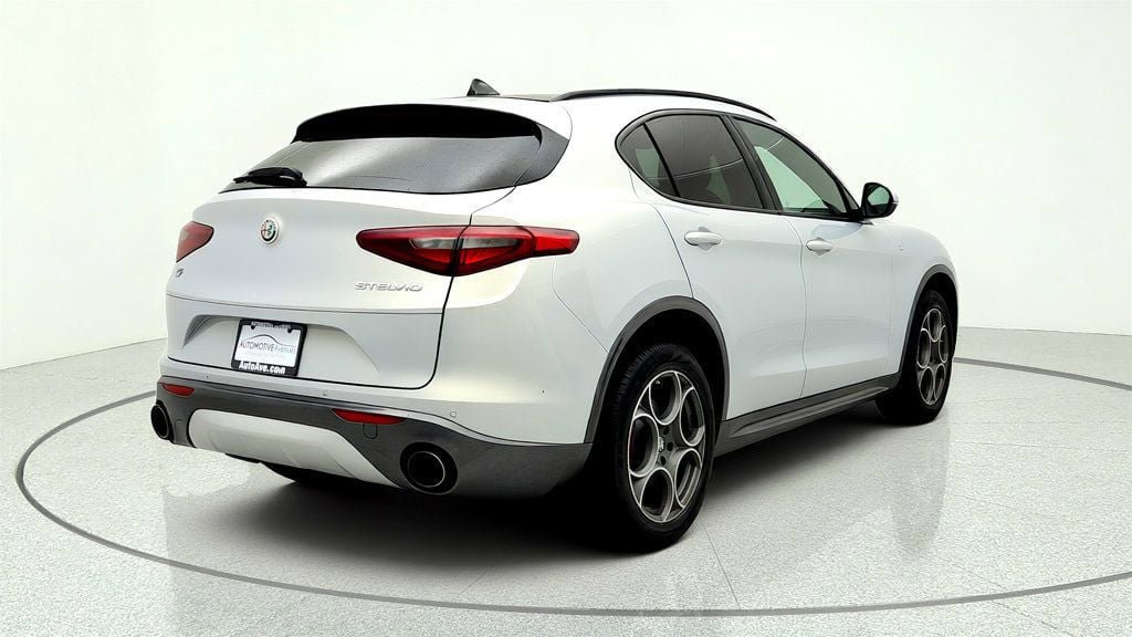 Used 2022 Alfa Romeo Stelvio Ti AWD/4WD image 5
