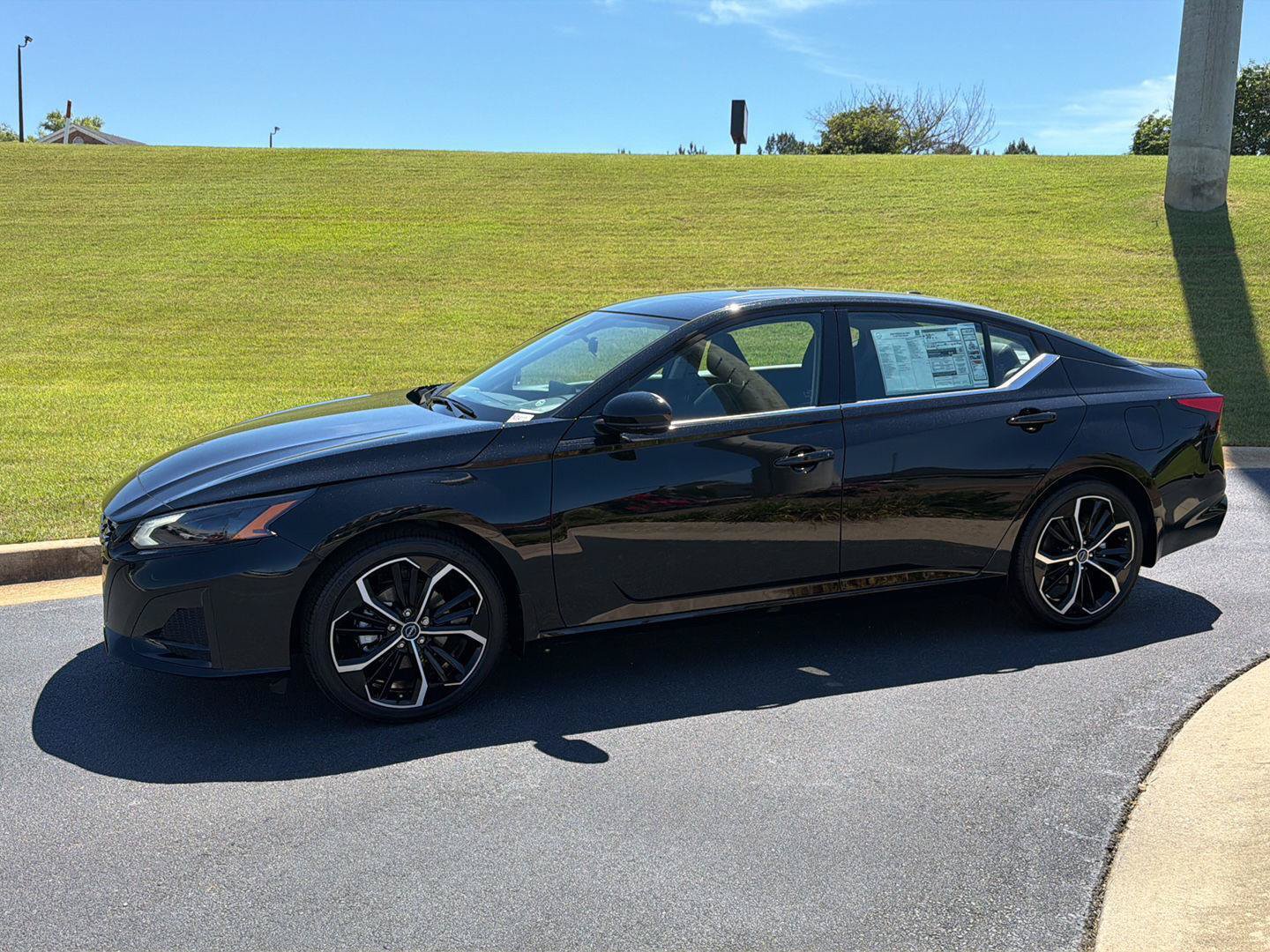 New 2026 Nissan Altima 2.5 SR w/ SR Premium Package FWD image 3