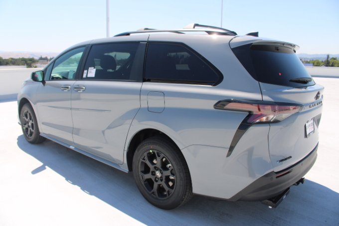 New 2026 Toyota Sienna XLE Woodland Edition AWD/4WD image 6