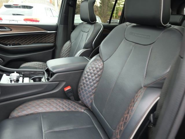 Used 2024 Jeep Grand Cherokee Summit AWD/4WD image 3