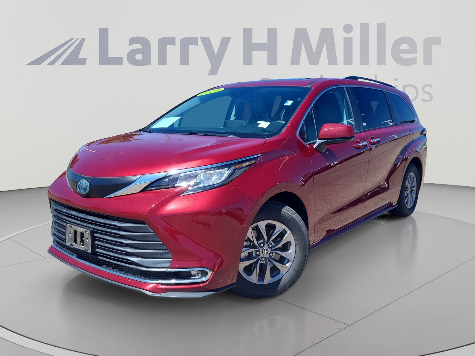 Used 2023 Toyota Sienna XLE FWD image 1