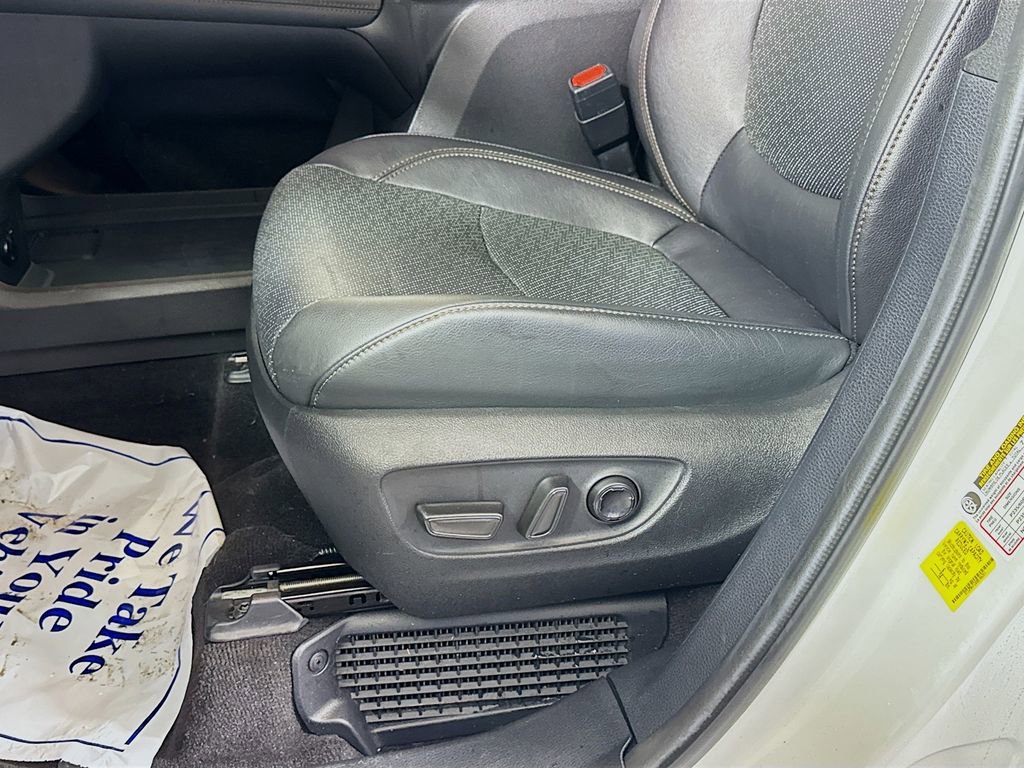 Used 2025 Toyota Sienna Platinum image 19