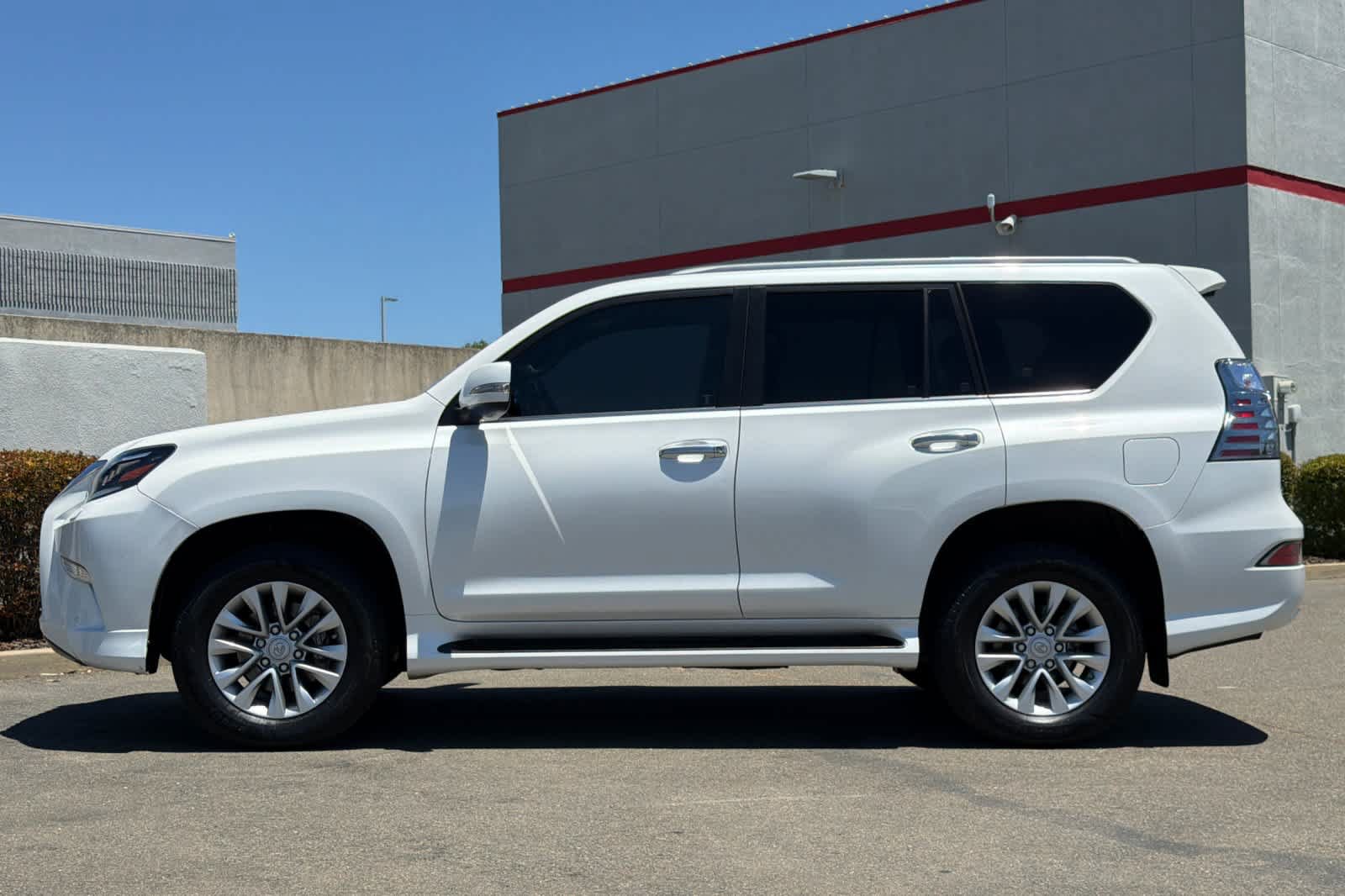 Used 2022 Lexus GX 460 Premium w/ Premium Package AWD/4WD image 9