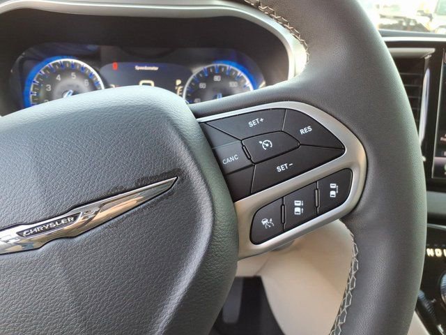 Used 2024 Chrysler Pacifica Touring-L image 12