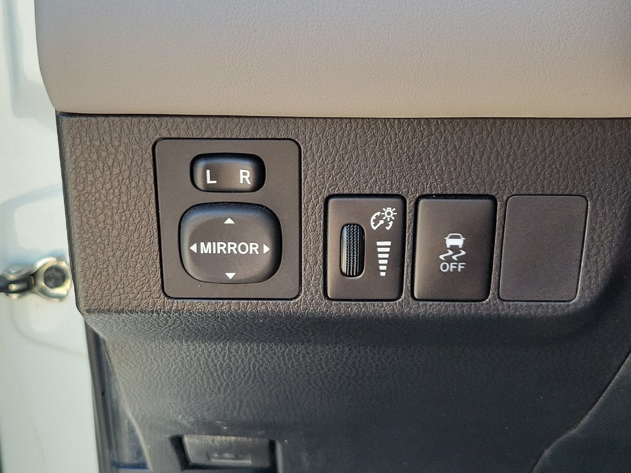 Used 2014 Toyota RAV4 Limited FWD image 30