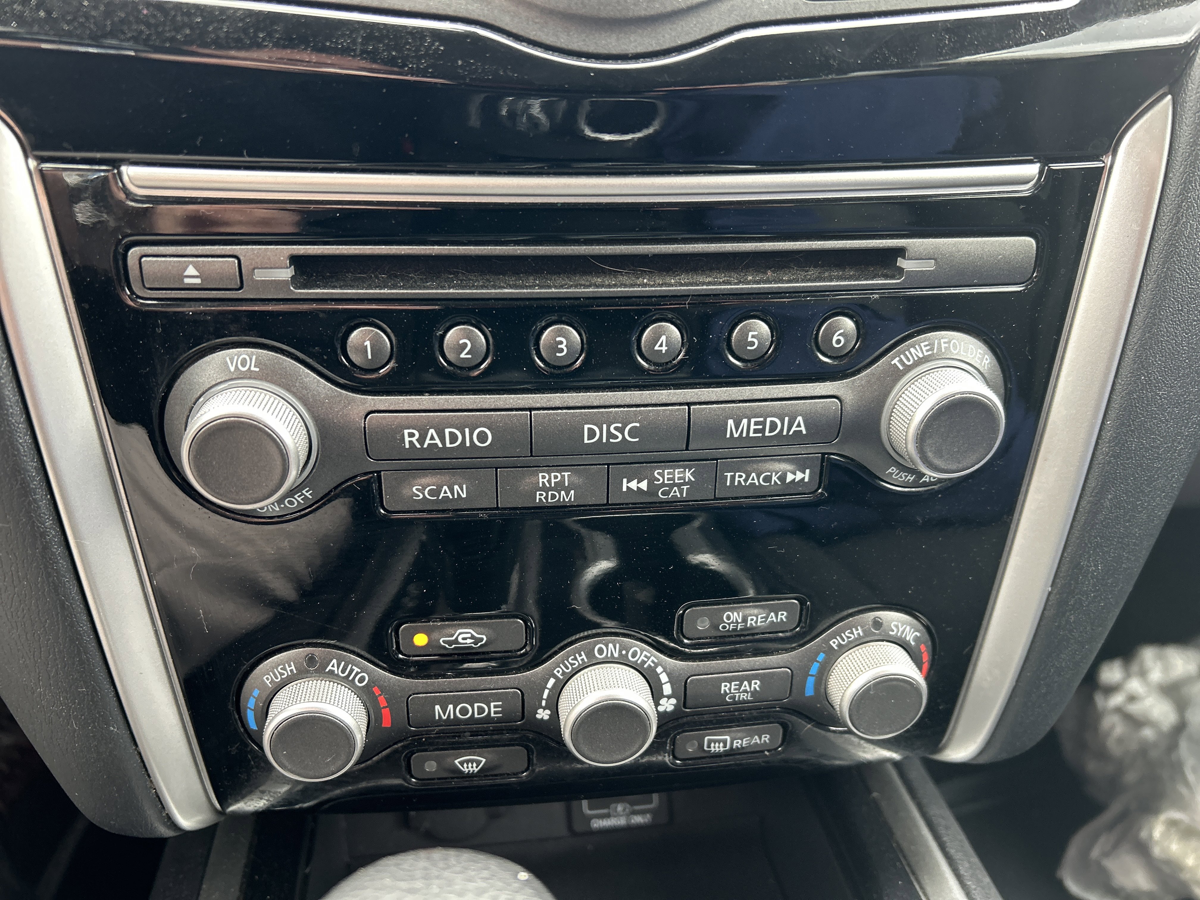 Used 2020 Nissan Pathfinder SV image 4