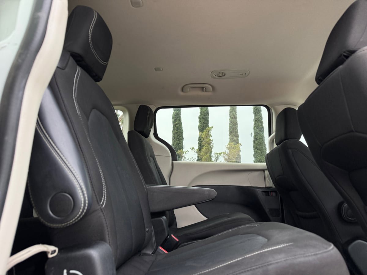 Used 2022 Chrysler Voyager LX FWD image 18