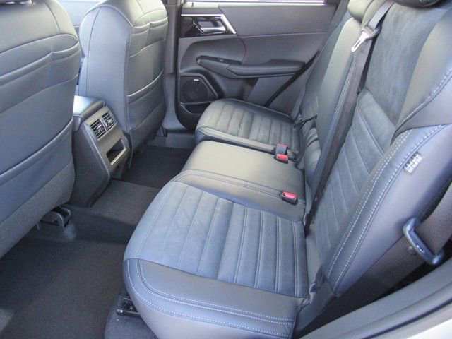 New 2026 Mitsubishi Outlander SE image 8